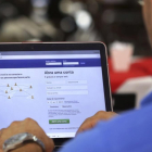 Un hombre entra en su página de Facebook en un restaurante en Brasilia, este miércoles. /-AP / ERALDO PERES
