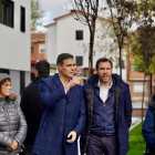 Pedro Sánchez y Óscar Puente conversan en el barrio de Pajarillos, rodeados del resto del equipo de la formación socialista.-J.M. LOSTAU