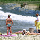 Tres mujeres toman el sol en la Playa de Las Moreras aprovechando el buen tiempo-J.M. Lostau