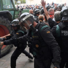 Actuación de la Guardia Civil en un colegio electoral del 1-O en Sarrià de Ter.-/ LLUÍS GENÉ (AFP)