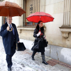 Los abogados de la acusación, Beatriz Llamas y Carlos Rivera, entrando en la Audiencia Provincial-ICAL