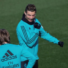 Cristiano, durante el entrenamiento en Valdebebas, luce el ojo amoratado tras un choque al marcar un gol.-RODRIGO JIMÉNEZ