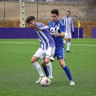 El debutante Domínguez protege el balón ante un rival.-MIGUEL ÁNGEL SANTOS