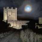 Una imagen del castillo de Fuensaldaña que forma parte de ‘Noches de piedras y lunas. Castillos de la provincia de Valladolid’.