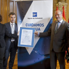 Isabel Torres, de TÜV Rheinland, empresa que expende el certificado; el gerente de Aguas de Valladolid, Jesús García del Valle (2i); el alcalde de Valladolid, Francisco Javier León de la Riva (2d) y la concejal de Urbanismo y Vivienda del Ayuntamiento de -Efe