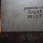 Un ciclista junto a un cartel en el centro de La Habana.-Foto: REUTERS / ALEXANDRE MENEGHINI