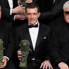 El productor Agustín Almodóvar, Antonio Banderas y Pedro Almodóvar, en la gala de los Goya, en la madrugada del domingo.-GETTY IMAGES / CARLOS ÁLVAREZ