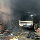 El camión que resultó calcinado tras el incendio.-E.M.