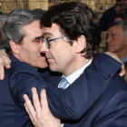 Juan José Sanz Vitorio y Alfonso Fernández Mañueco se abrazan en un acto en Segovia en la última campaña de primarias-ICAL