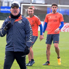 Luis César da instrucciones con Ontiveros y Mata al fondo.-PABLO REQUEJO