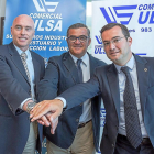 Mike Hansen, Paco García y Javier Gómez Salamanca, ayer en las instalaciones de Comercial Ulsa-MIGUEL ÁNGEL SANTOS