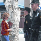 Rosalía Iglesias (izquierda) llega acompañada por su abogada a la Audiencia, ayer.-JUAN MANUEL PRATS