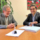 Manuel Saravia y Agapito Hernández durante la reunión celebrada ayer.-E.M.