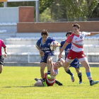 Un jugador del Ordizia frena el ataque del VRAC en el partido que abrió la jornada dominical.-JOSÉ C. CASTILLO