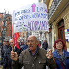 Un manifestante con una pacarta en la que avisa de las consecuencias electorales de los recortes en las pensiones.-ICAL