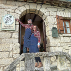 Pablo Olmos y Amelia Pérez en la fachada del edificio donde se ubica Los Jabones de mi mujer.-T. S. T.