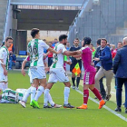 Los jugadores del Córdoba se encaran con Luismi tras la entrada que provocó su expulsión.-PHOTO-DEPORTE