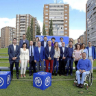 El PP presentó ayer sus listas al Congreso y al Senado, con el reto de recuperar el tercer diputado que perdió en las generales del pasado mes de diciembre. Encabezan las listas Tomás Burgos (cuarto de la primera fila en la foto de familia) y Miguel Ángel-ICAL