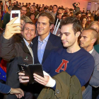 El candidato de Cs a la Presidencia del Gobierno, Albert Rivera, posa junto a varios jóvenes que quisieron hacerse un selfie con él en la Cúpula del Milenio.-J.M. LOSTAU