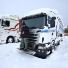 La nieve continúa provocando dificultades en numerosas carreteras de Castilla y León.-ICAL
