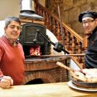 Luis Miguel Rodríguez y el maestro asador David Domínguez en el horno de leña de Casa Mariano.-J.L. CABRERO
