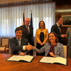 El presidente de Network Steel, Óscar Heck, y la ministra Reyes Maroto sellan el acuerdo con un apretón de manos.-E.M.