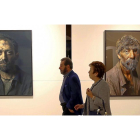 Dos visitantes contemplan las obras del fotógrafo francés Pierre Gonnord expuestas en el parlamento autonómico.-ICAL