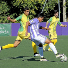 Renzo Zambrano controla el balón ante dos rivales.-MARTA FERNÁNDEZ