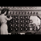 Un fotograma del documental muestra a una trabajadora con una máquina para desencriptar códigos secretos nazis.-
