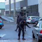 Policías Nacionales en los accesos al tanatorio el pasado jueves, día del registro a las instalaciones.-M. A. SANTOS