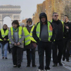 La protesta en los campos Elíseos de París, con el Arco de Triunfo al fondo.-AP/ PHOTO MICHEL EULER