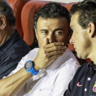 Luis Enrique habla con Unzué, durante el partido ante el Levante, en Valencia.-Foto: MIGUEL LORENZO