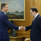 Mariano Rajoy junto al rey Felipe VI.-AFP