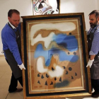 Dos operarios portugueses trasladan en febrero del 2014 una obra de Miró para la subasta que finalmente no se llevó a cabo.-AP