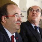 Miquel Iceta (izquierda), junto a Ángel Gabilondo, en el Fórum Europa.-AGUSTÍN CATALÁN