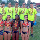 Los integrantes del relevo masculino y femenino posan con sus medallas-E. M.