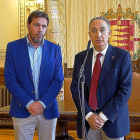 Óscar Puente y Antonio Largo Cabrerizo tras su reunión de ayer.-E. M.