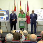 Jesús Julio Carnero, Pilar del Olmo y Julio Herrero durante la presentación de Fisiomer, ayer en Matapozuelos.-ICAL