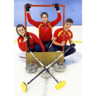 Patricia Ruiz, María Gómez y Luis Gómez posan con la equipación de España en la pista de hielo del CDO.-J.M. LOSTAU