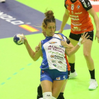 Melina Cozzi es agarrada por una jugadora del Bera Bera ayer en la final de la Copa de la Reina en Baracaldo.-PHOTO DEPORTE