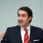 El consejero de Fomento y Medio Ambiente, Juan Carlos Suárez-.Quiñones, durante la rueda de prensa posterior al Consejo de Gobierno de Castilla y León-ICAL