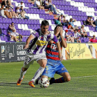 Enric Pi cae fulminado mientras Alfaro se interna hacía la portería.-Miguel Ángel Santos