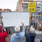 Los vecinos colocaron un cartel junto a la valla del tren recordando los 365 días de «encierro» del barrio. P-PABLO REQUEJO
