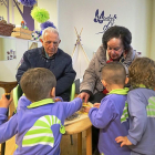 Varios niños y ‘abuelos’ comparten un puzle durante una jornada del programa ‘Contigo, conmigo’.-MIGUEL ÁNGEL SANTOS