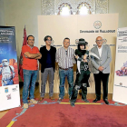 Carnero presenta ayer el ‘Youth Wine Festival’, junto a organizadores y el joven Gonzalo Prada, que practica ‘Cosplay’.-ICAL