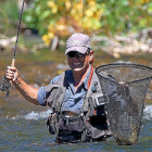 Javier Álvarez Tejedor, el primer campeón de España veterano de pesca de salmónidos mosca.-L. FUENTE