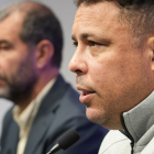 Ronaldo, junto a su escudero Espinar, en la rueda de prensa anual tras el descenso del Real Valladolid. / J. M. LOSTAU