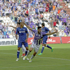 El defensa central blanquivioleta Álex Pérez celebra su gol, ante el getafense Cata Díaz.-BALCAZA