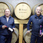 Antonio Ferrero y José Palacios en el interior de la nave de crianza de la bodega Ramayal de Ferreruela de Tábara con los dos vinos más representativos en las manos.-