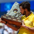 Feliciano López besa el trofeo de Gstaad.-AFP / FABRICE COFFRINI
